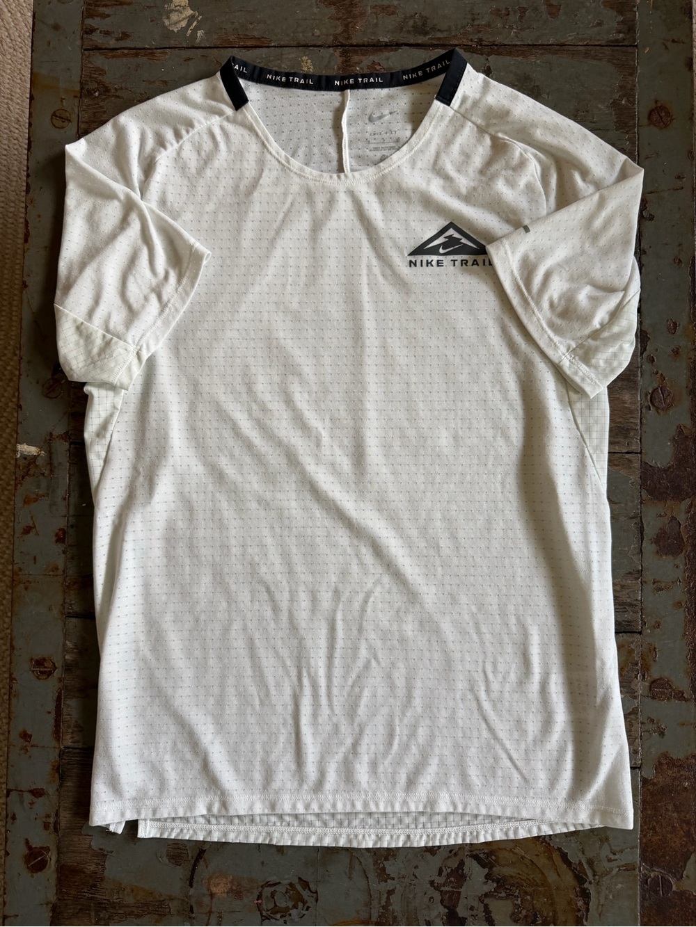NWOT Nike Men’s White Trail Short Sleeve Crewneck Performance Tee w Reflective